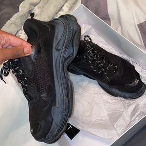 Balenciaga triple S sneaker “all black”